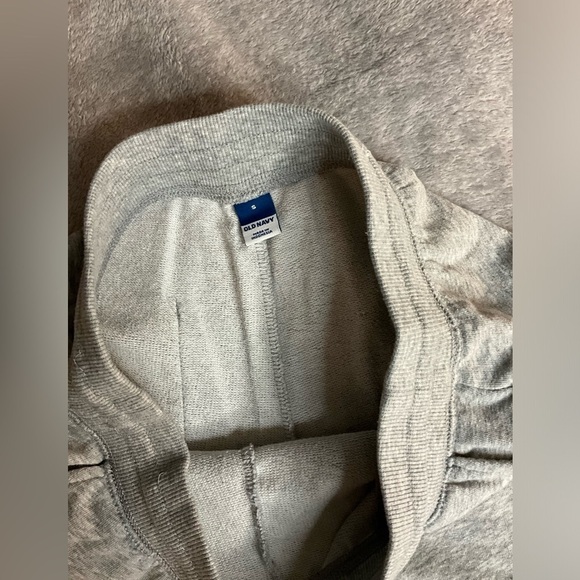 Old Navy Gray Sweatpants shorts size Small - Picture 3 of 4